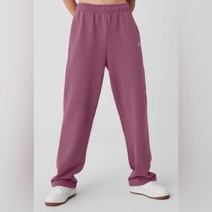 Alo accolade straight leg sweat pants. Limited color soft mulberry. XXS